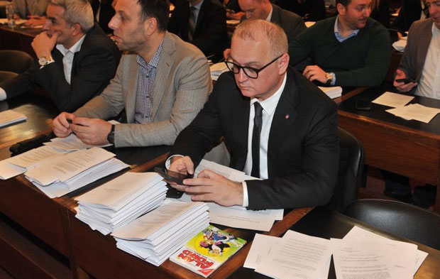 Шпијунка: Весић нигде не иде без хрпе папира и СТРИПА